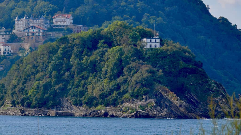 La artista Cristina Iglesias transforma un faro abandonado en una obra obra de arte