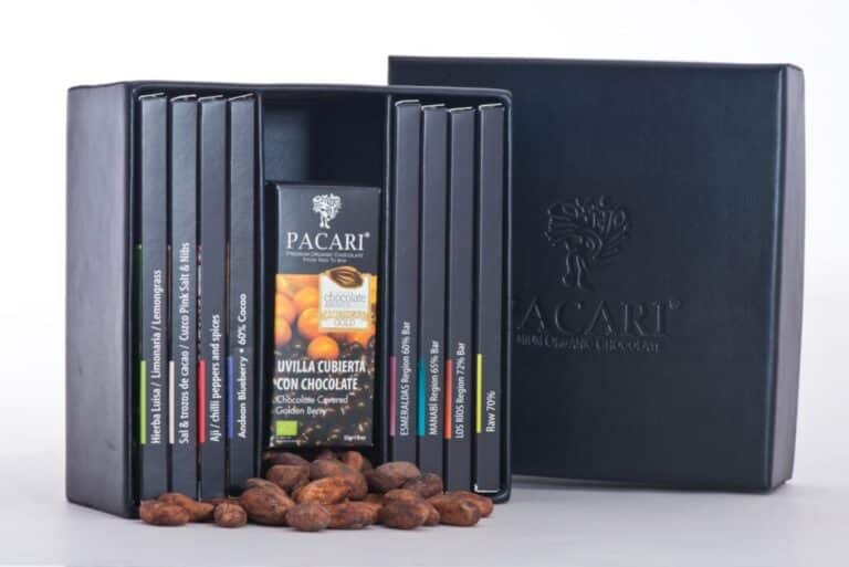 Selección de chocolates Pacari presentados en una caja de piel para este San Valentín.