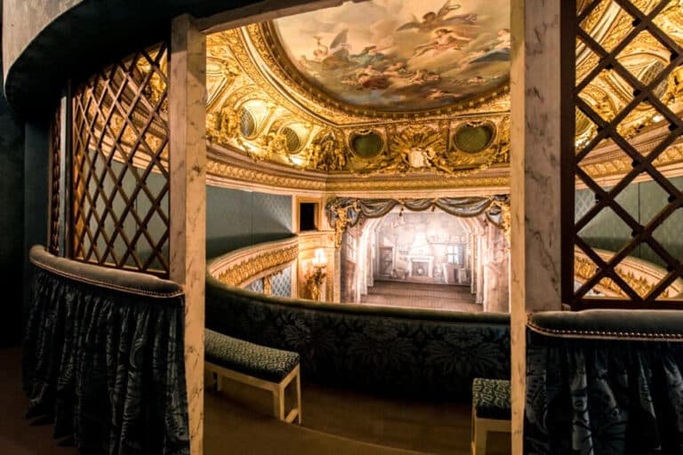 De izda. a dcha., vista desde el palco superior del teatro y detalle del candelabro situado junto al escenario. Foto: Thomas Garnier.