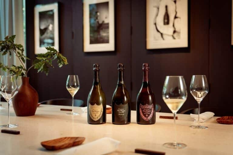 Detalle del espacio creado en el restaurante para acoger la experiencia Azurmendi Dom Pérignon: una gran mesa para un máximo de 12 comensales.