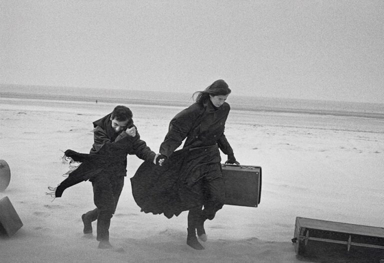 Alaïa y la modelo Linda Spierings, fotografiados por Lindbergh en 1986 en la playa de Le Touquet, en el norte de Francia.