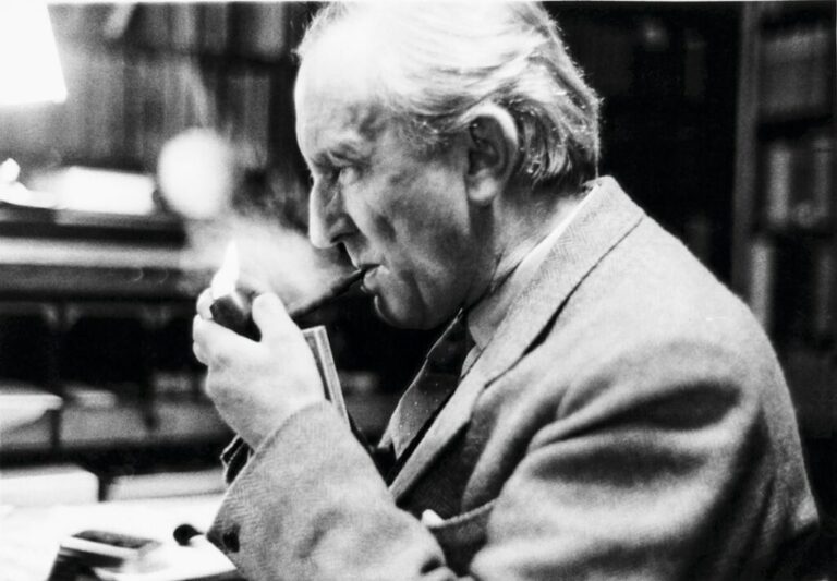 El escritor inglés J. R. R. Tolkien, (1892-1973), autor de la saga de El señor de los anillos, fotografiado fumando en pipa en Oxford (Gran Bretaña) en 1955.