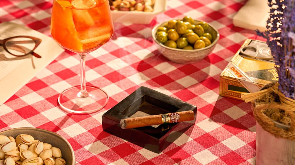 Habanos y aperitivo, momentos de moda