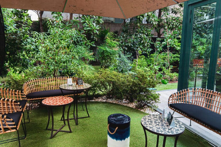Situado en el Barrio de Salamanca, Gingko Garden dispone de una terraza acristalada con vistas a un exuberante jardín interior. 
