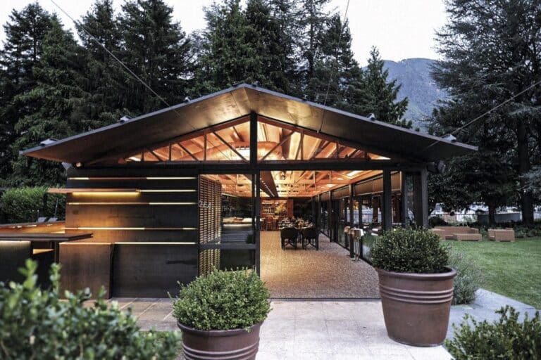 Un porche acristalado acoge el restaurante de La Pérgola, rodeado de amplios jardines.