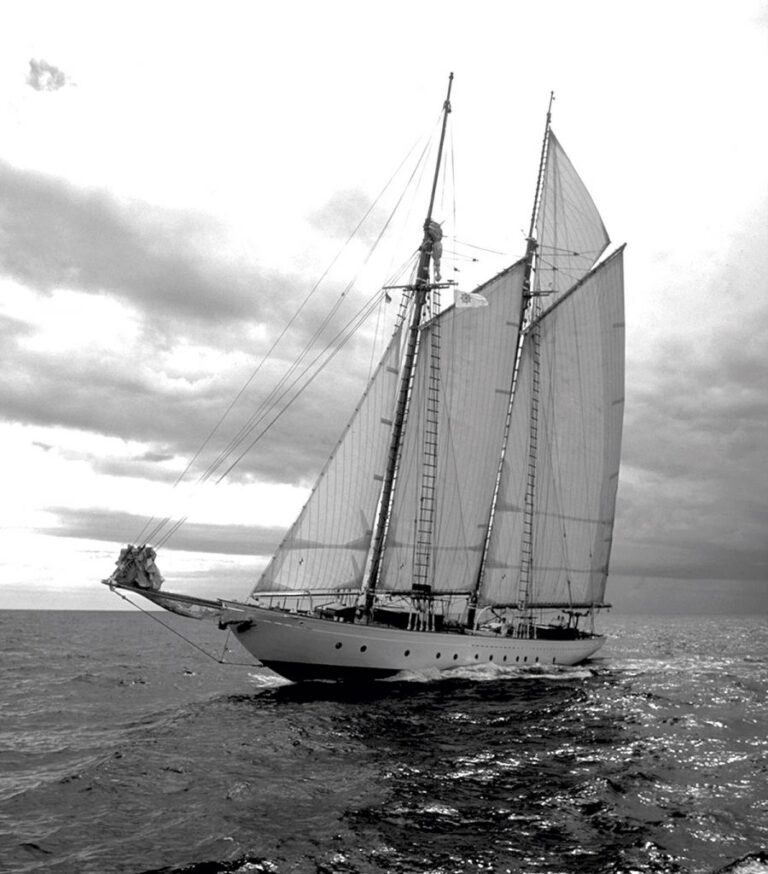 La majestuosa silueta del Zaca, el barco propiedad del actor Errol Flynn en los años 40 del siglo pasado.