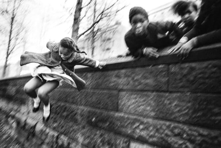 ´Niña saltando un muro´, de la fot´ógrafa Mary Ellen Mark (1967).