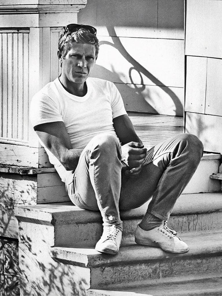 Steve McQueen (Beech Grove, Indiana, 1930 – Ciudad Juárez, México, 1980), referente de estilo masculino, en esta ocasión con camiseta blanca y zapatillas.