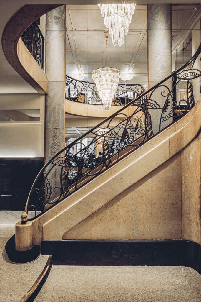 El amplio comedor, con la gran escalera al fondo, diseñada por el arquitecto Jacques-Émile Ruhlmann (uno de los maestros del art déco).