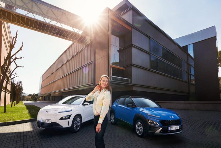 Mireia Belmonte entre dos modelos de la gama Kona de Hyundai, de la que es embajadora desde 2016.