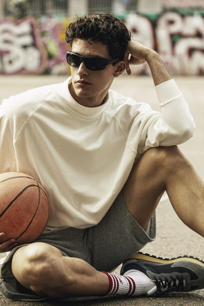 Xavi Serrano con el modelo mó Sun Sport 24l, deportivas unisex, de pasta en tono negro y lente gris.