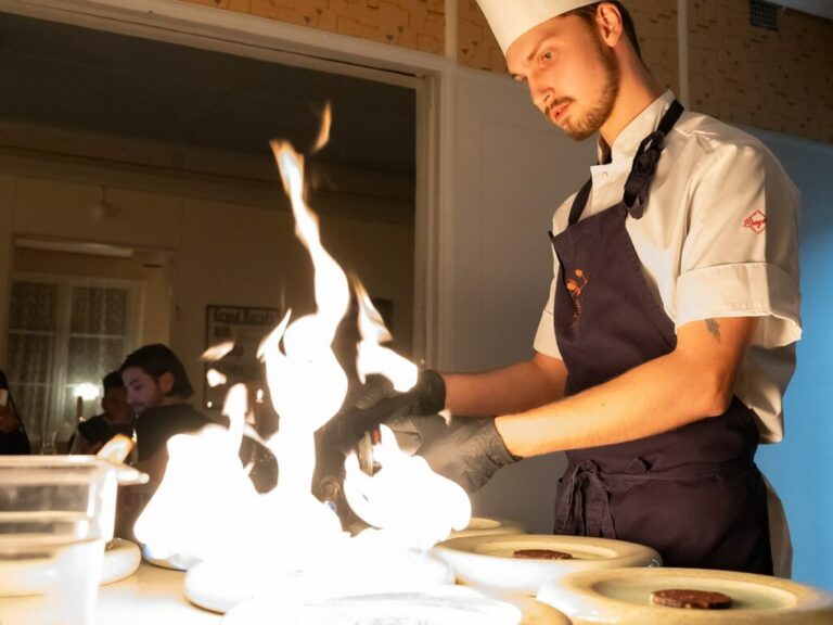 Chef del hotel Artic Bath en plena elaboración de menú para los invitados. 
