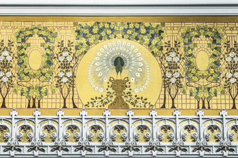 Detalles de la decoración de los muros de la última planta del edificio central, el de art nouveau, bajo la gran cristalera.