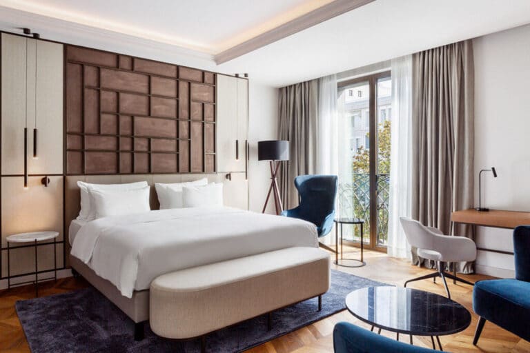Una de las suites del hotel, construida en tonos claros y con detalles minimalistas en madera.