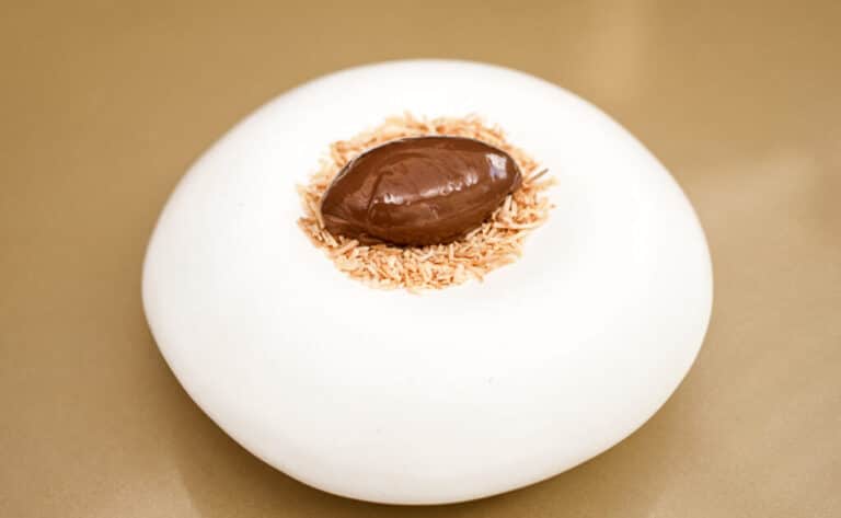Cremoso de chocolate y coco, la nueva elaboración de la chef Carolina Sánchez en su restaurante Ikaro, en Logroño.