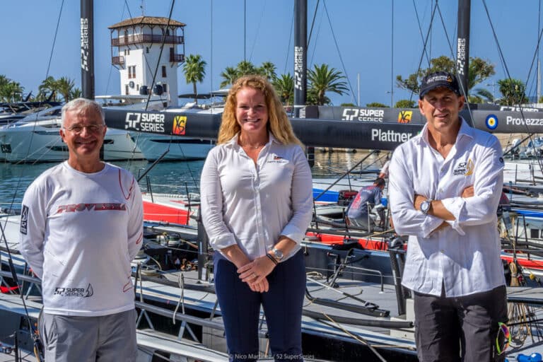 De izda. a dcha., el regatista Nacho Postigo, Corina Graff, CEO de Puerto Portals y Agustín Zulueta, director del 52 SUPER SERIES Sailing Week.