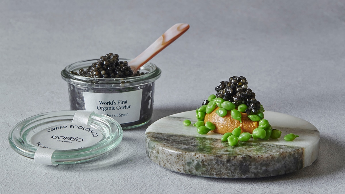 Rodrigo de la Calle homenajea el primer caviar ecológico del mundo