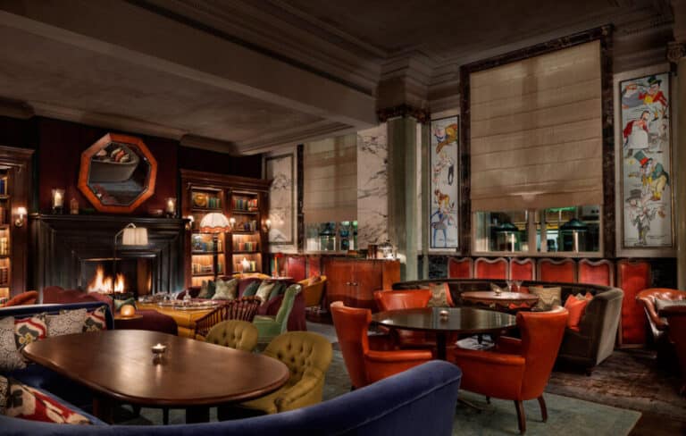 Aspecto del Scarfes Bar, un espacio que reinterpreta la tradición y la estética británicas.