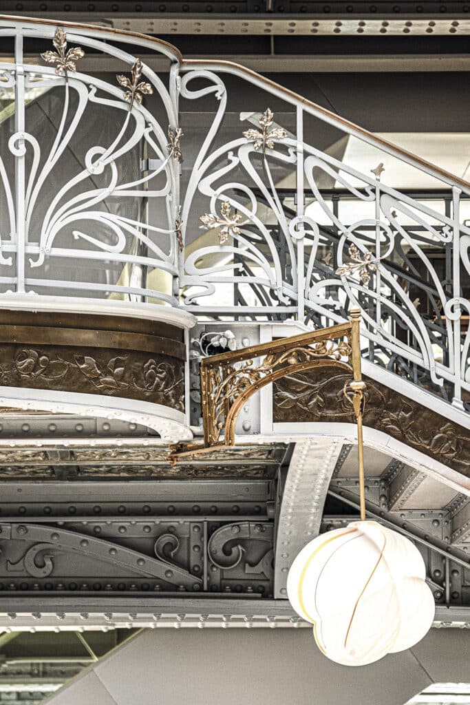 Detalle de las barandillas en hierro forjado y una combinación de clasicismo y modernidad en el interior de estos grandes almacenes parisinos.