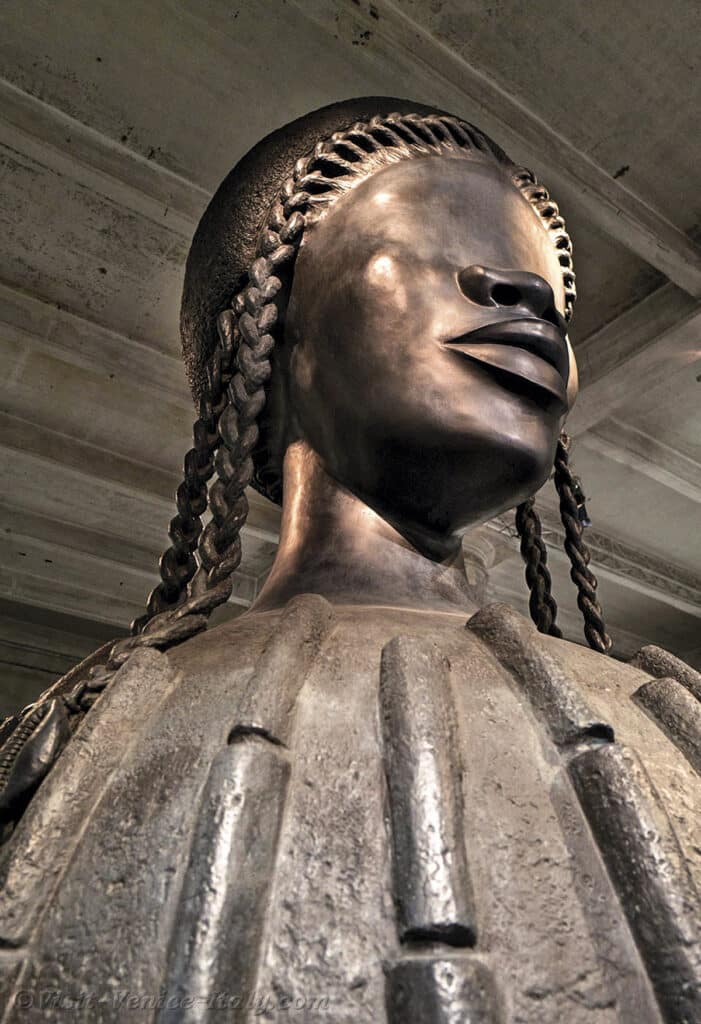 Break House es el nombre de este monumental busto de bronce expuesto en la sede del Arsenale. Su autora, Simone Leigh, ha sido elegida mejor artista de la muestra internacional.