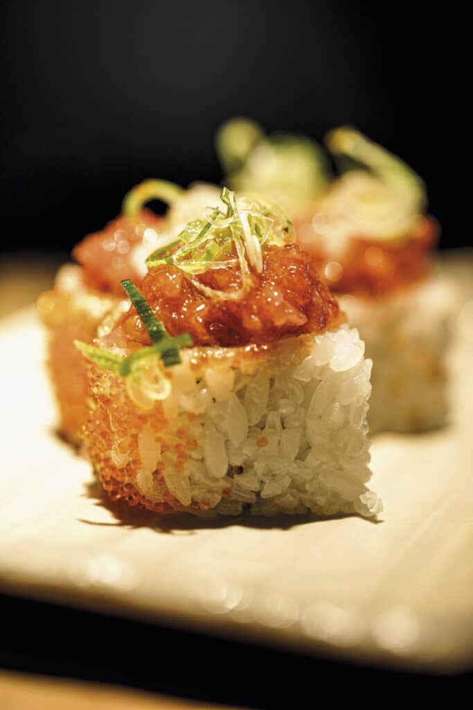 Spicy tuna maki, uno de los bocados que ofrece Ikoya Izakaya, la nueva taberna nipona situada frente al mercado de Santa Caterina en Barcelona.