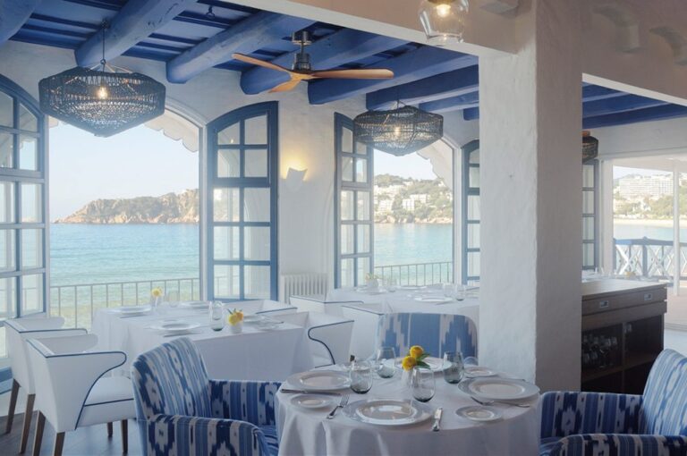La luz y los tonos marinos protagonizan las estancias de La Taverna del Mar, regentada por el chef Lluís Planas.