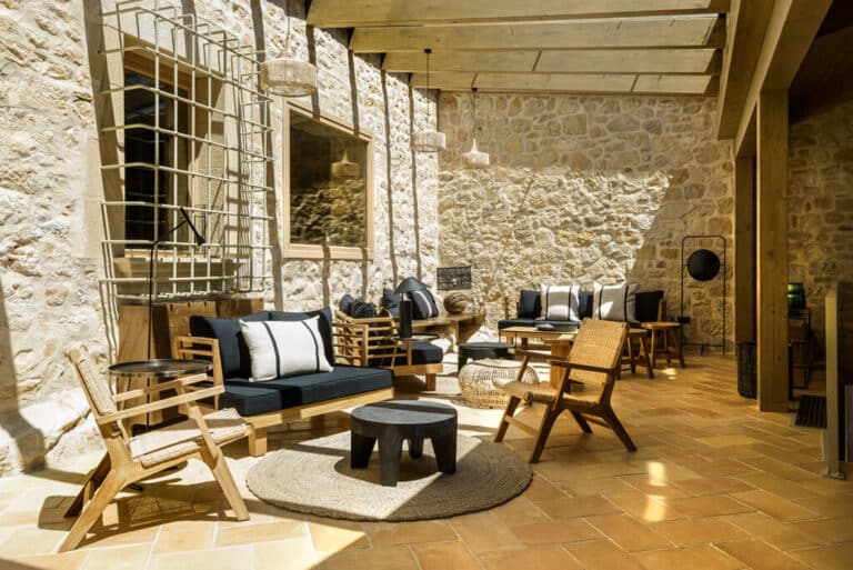 El interiorismo del hotel ha corrido a cargo de Sara Fernández, que ha apostado por materiales sencillos y naturales como caña, madera o algas. En la imagen, el lobby del hotel.