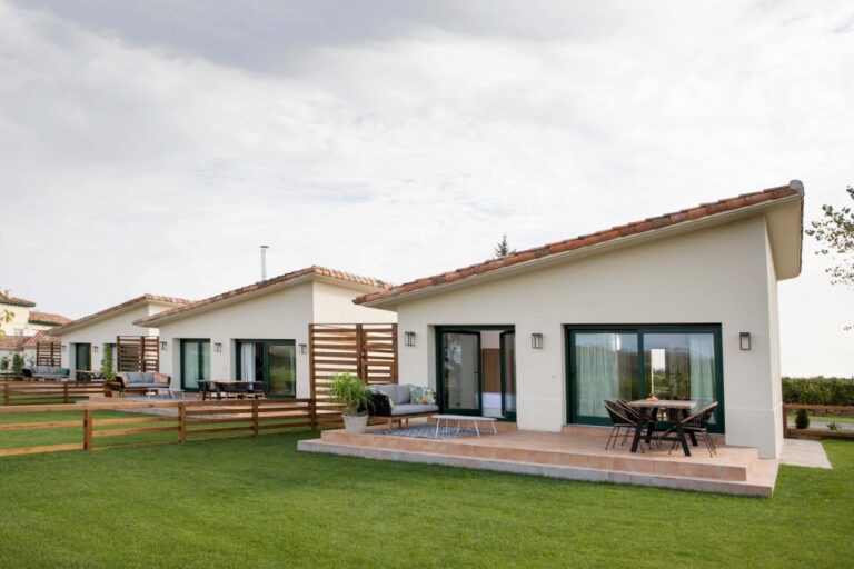 Vista de la terraza de una de las villas de la Finca La Emperatriz, en La Rioja. 