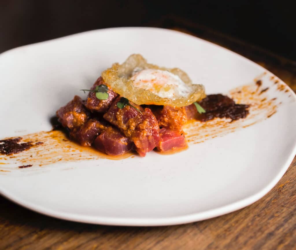 Atún, huevo frito y ajo negro, plato del restaurante El Señor Martín.