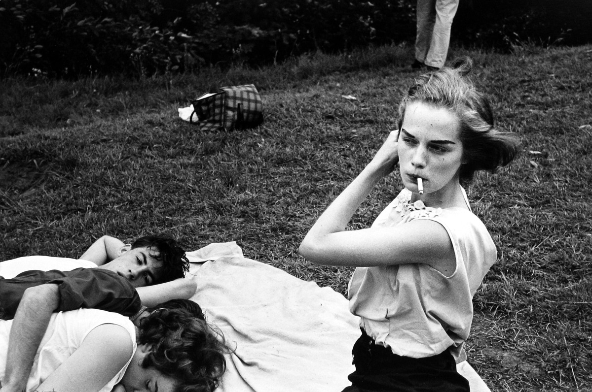 Brooklyn Gang (girl smoking on picnic blanket), 1959. Fotografía de Bruce Davidson. Cortesía de Howard Greenberg Gallery, New York.