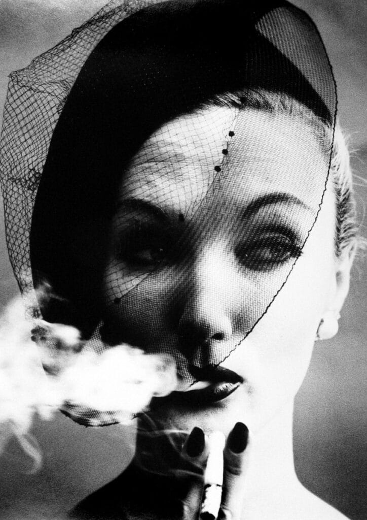 Smoke + Veil, 1958. Fotografía de William Klein. Cortesía de la Howard Greenberg Gallery, Nueva York.