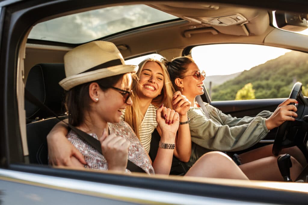 Amigas de viaje en el coche.