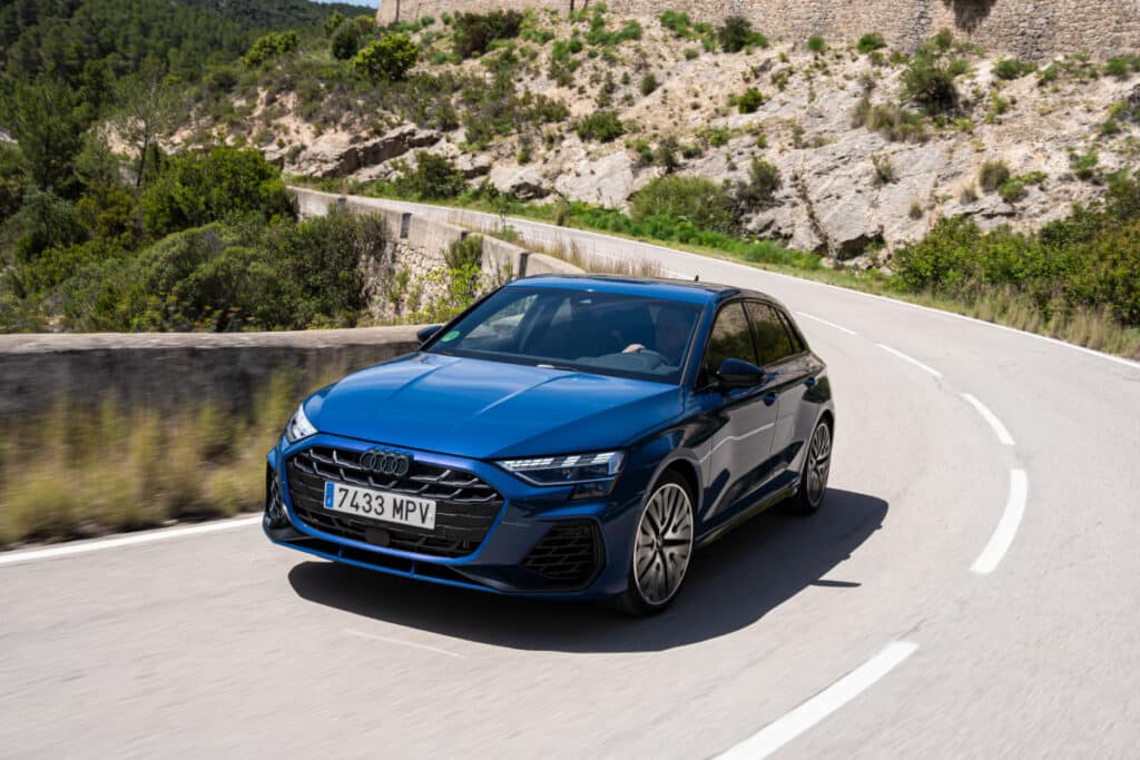 Audi S3 azul.