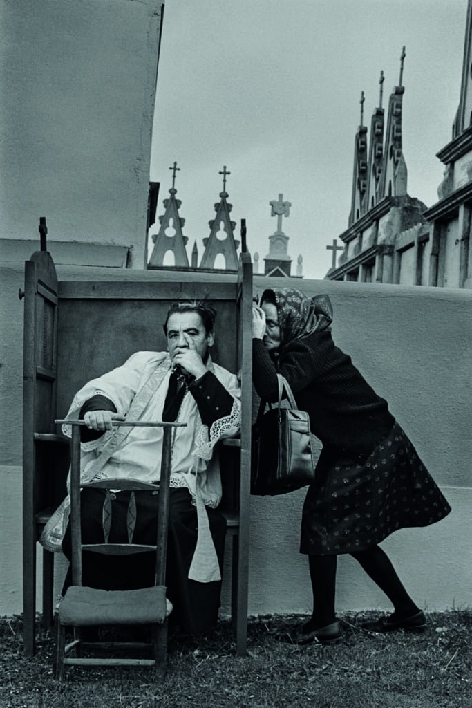 La confesión. Saavedra, Begonte, 1980. Fotografía de Cristina García Rodero para la exposición España oculta en el Círculo de Bellas Artes.