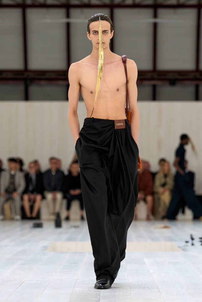LOEWE SS25 MW SHOW RUNWAY LOOK 19 FRONT RGB CROPPED 2X3 19