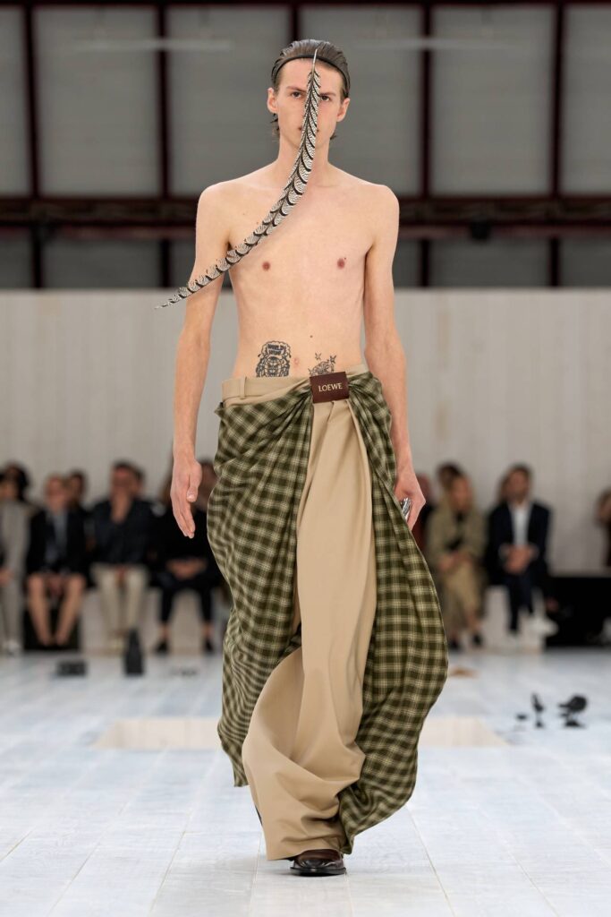 LOEWE SS25 MW SHOW RUNWAY LOOK 20 FRONT RGB CROPPED 2X3 20