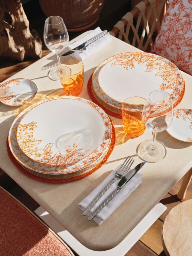 Vajilla de Louis Vuitton Art de la Table, elaborada en fina porcelana extrablanca de Limoges.