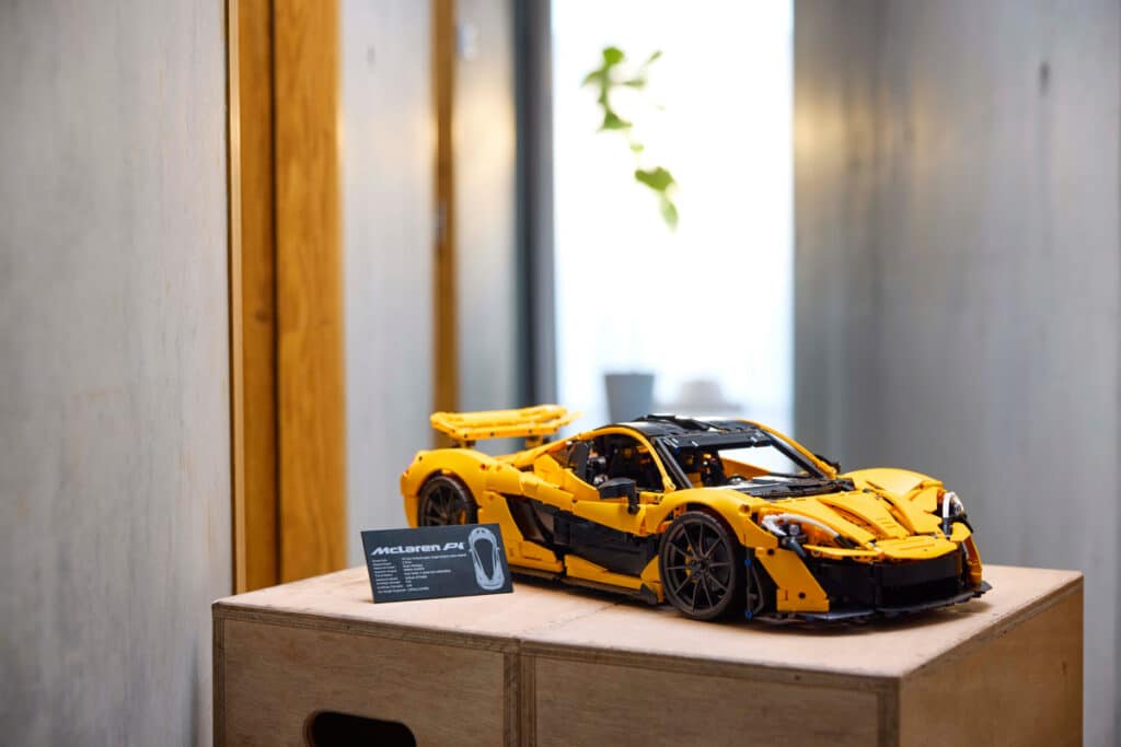 Maqueta a escala del LEGO® Technic™ McLaren P1™.