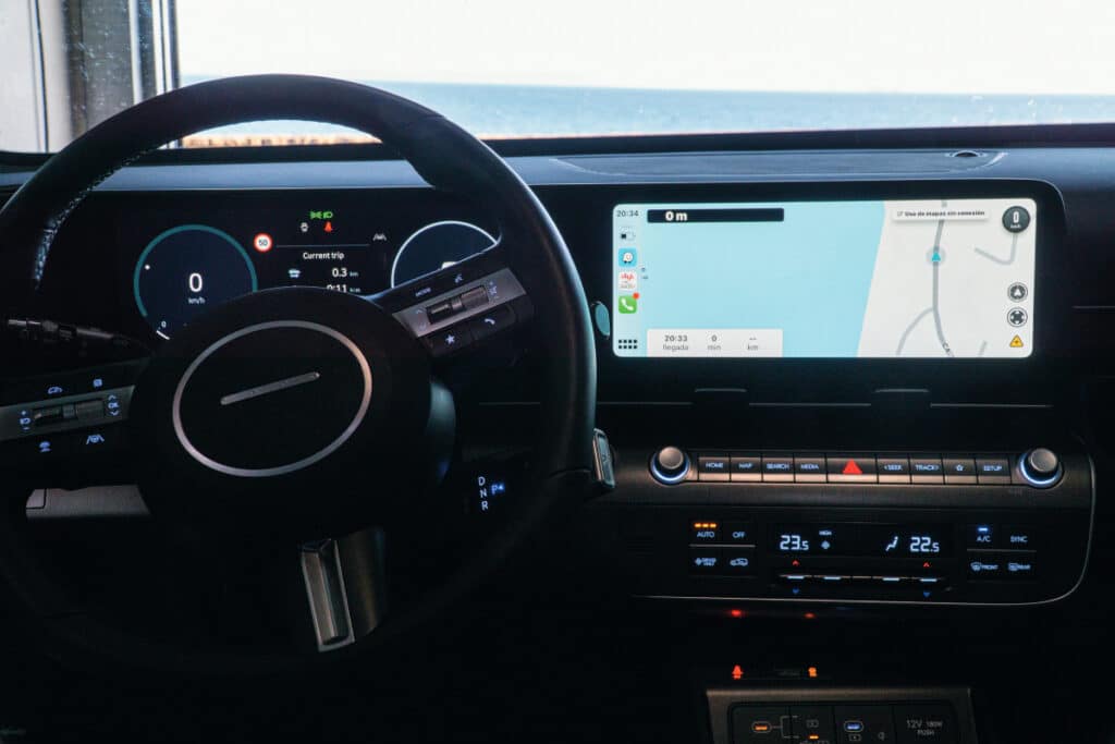 El nuevo Hyundai KONA dispone de una pantalla de infoentretenimiento orientada al conductor.