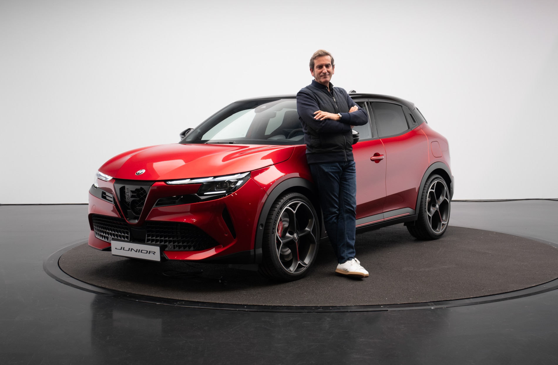 Alejandro Mesonero-Romanos, jefe de Diseño de Alfa Romeo, posa junto a un flamante Junior en el Alfa Romeo Centro Style, de Turín (Italia).