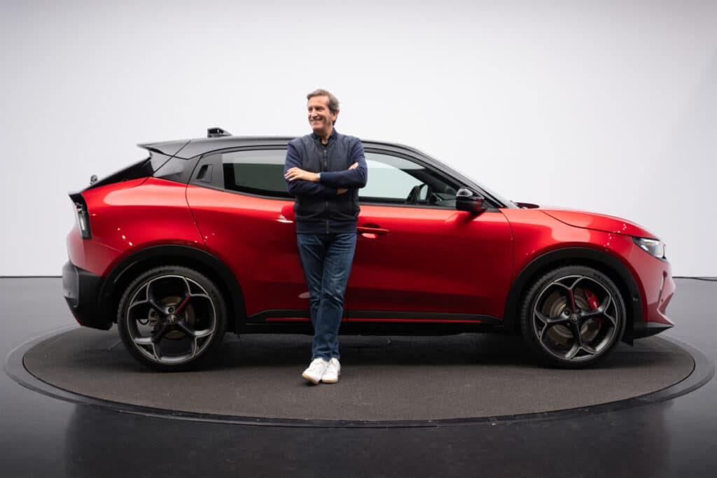 Alejandro Mesonero-Romanos, jefe de Diseño de Alfa Romeo, junto a un Junior en el Alfa Romeo Centro Style, de Turín (Italia).