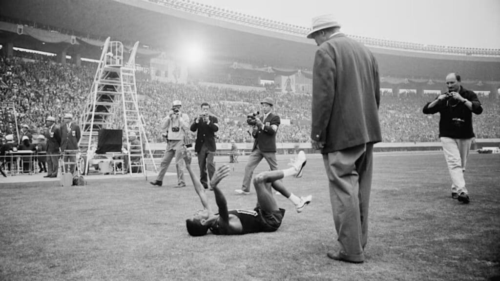 Abebe Bikila tras ganar la maratón de los Juegos de Tokio en 1964.