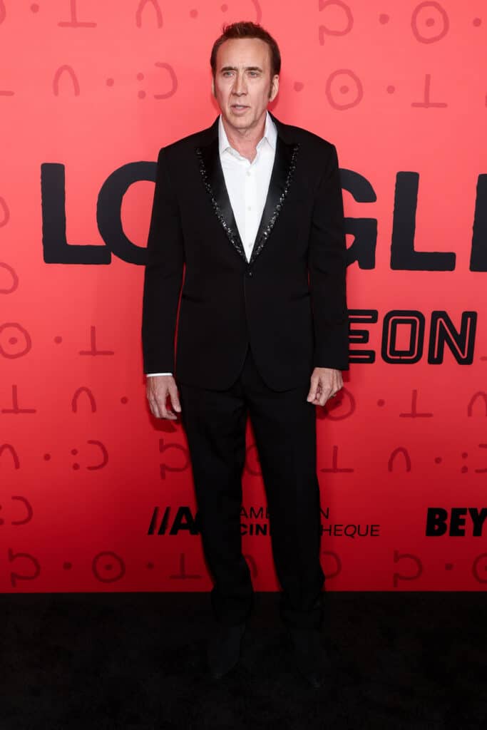 Nicolas Cage en el estreno de Longlegs con traje de chaqueta con lentejuelas