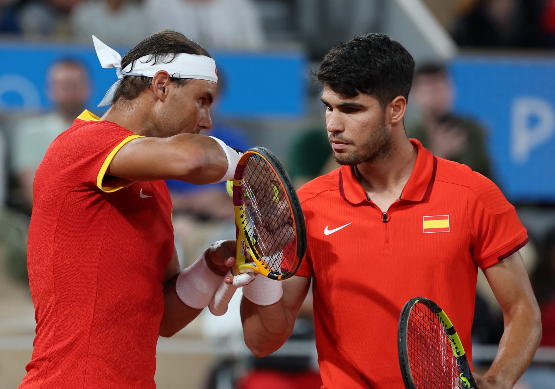 Rafa Nadal y Carlos Alcaraz jugando los dobles de tenis