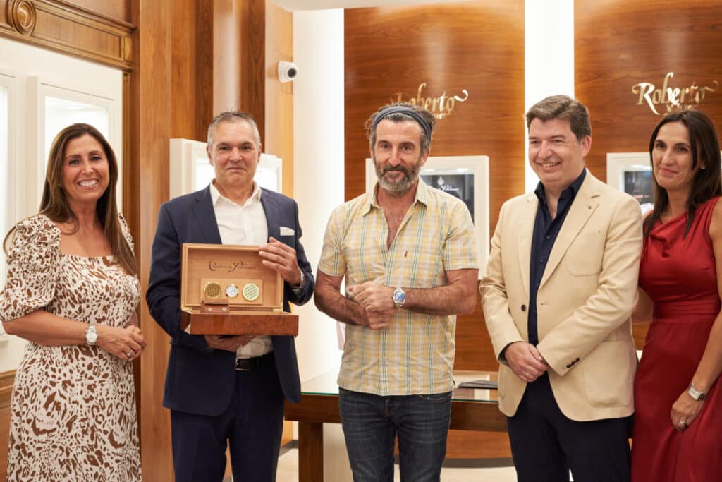 Luis Zahera recibiendo su Premio Latino Award de Cuervo y Sobrinos 2024.