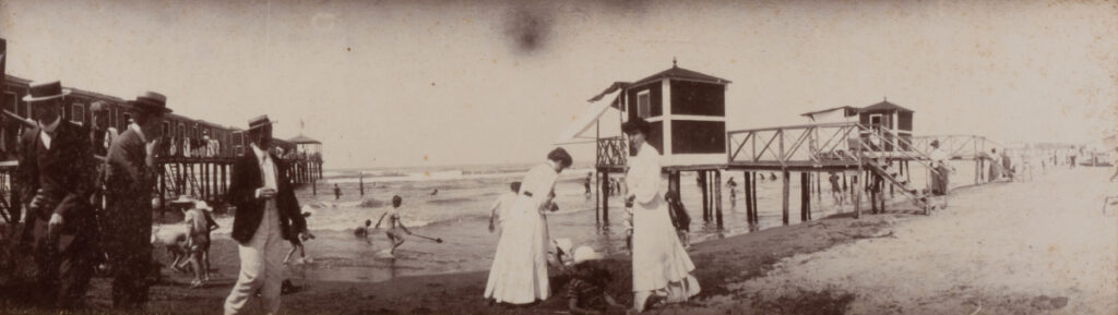 En la playa de Viareggio, Archivio Puccini, Torre del Lago, fotografía de Giacomo Puccini.