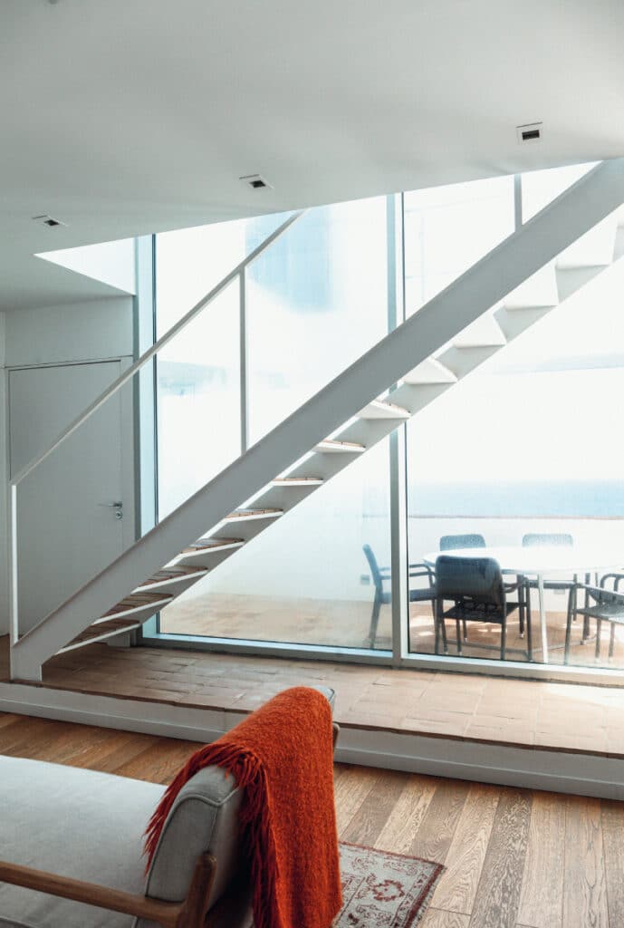 Escaleras de la casa del chef José Pizarro en Zahara de los Atunes (Cádiz).