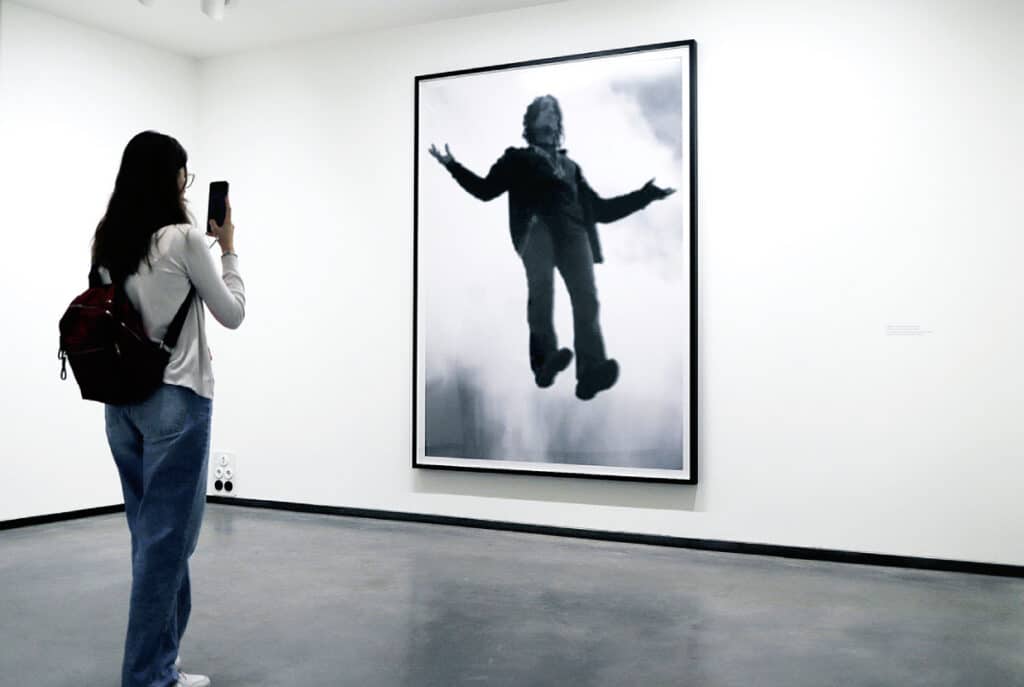 Inauguración “Dedicado a lo Desconocido”. Homenaje a Yves Klein: Levitación (Hombre), 2011, Susan Hiller.