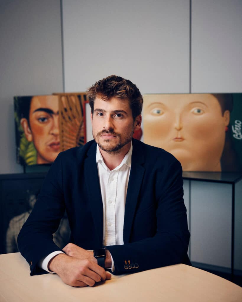 Marc Buil, director general de Artika Books, con un libro de Frida Kahlo y otro de Fernando Botero.