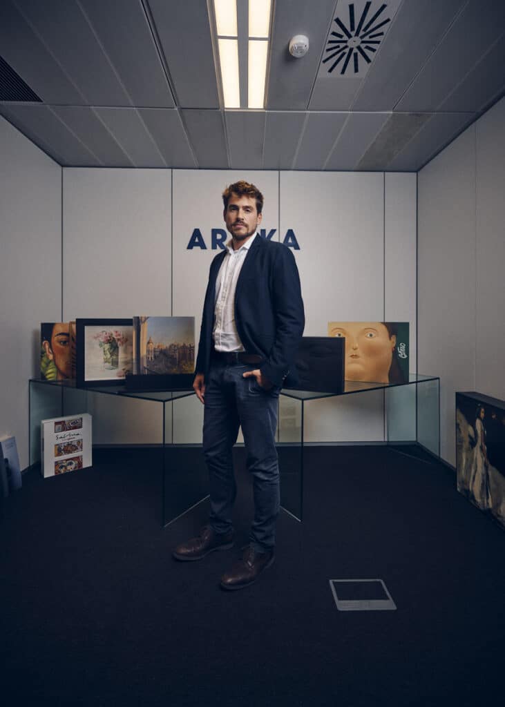 Marc Buil, director general de Artika Books, con un libro de Frida Kahlo y otro de Fernando Botero.